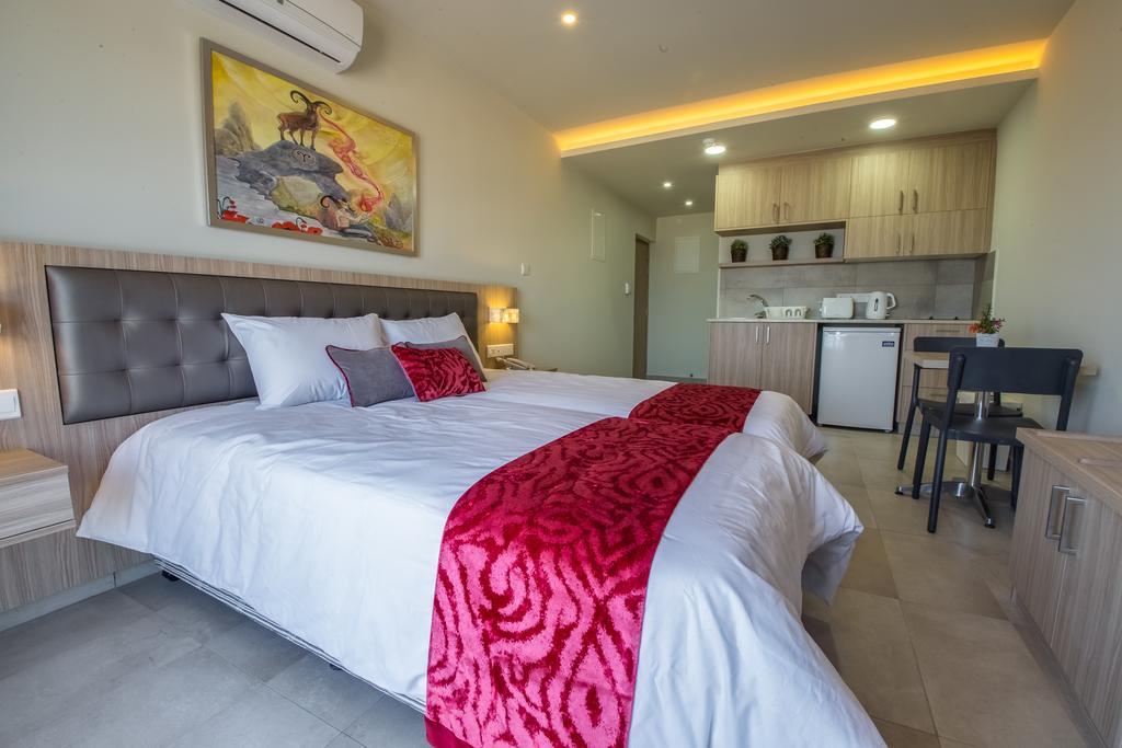 Zodiac Hotel Apartments Larnaca Bagian luar foto