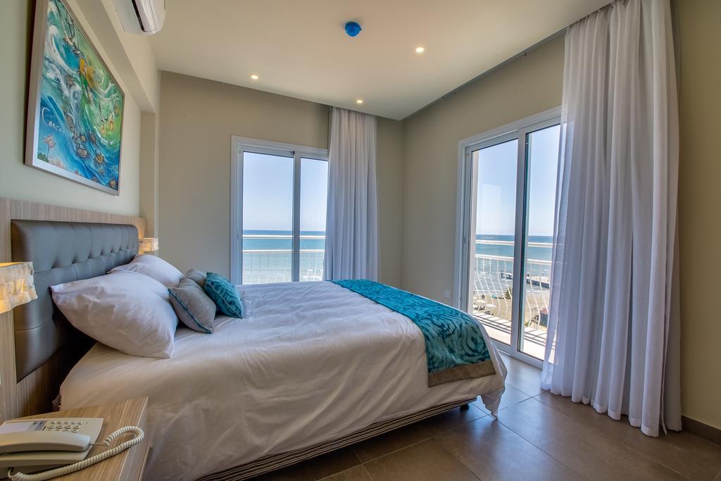 Zodiac Hotel Apartments Larnaca Bagian luar foto