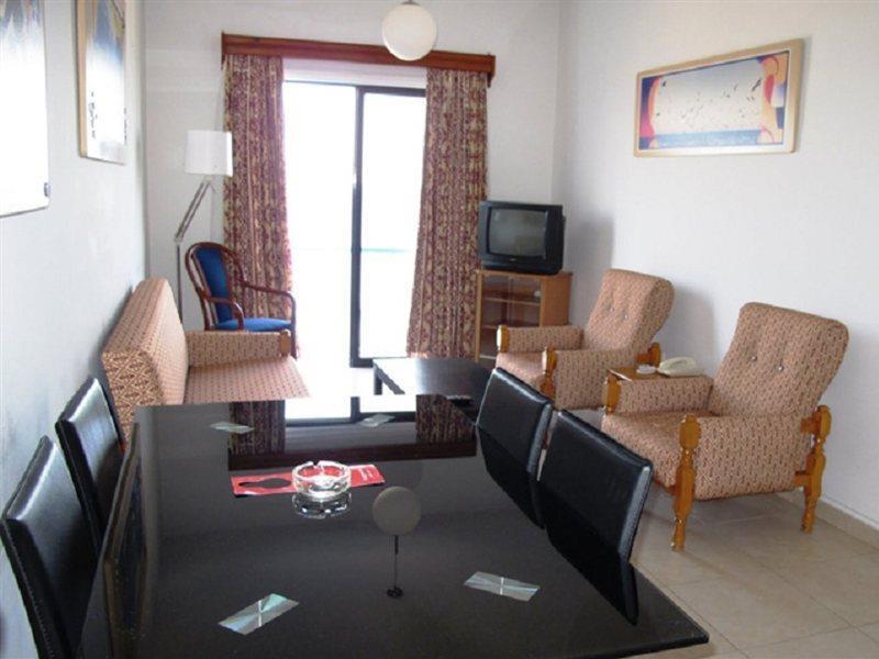 Zodiac Hotel Apartments Larnaca Bagian luar foto