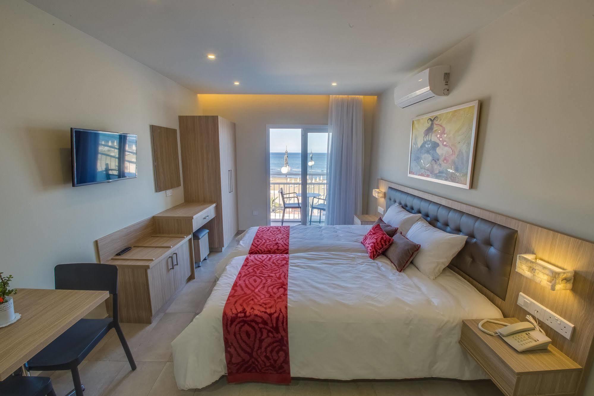 Zodiac Hotel Apartments Larnaca Bagian luar foto